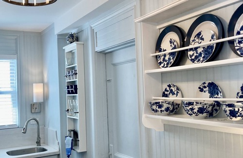 Quincy Apartment | Beautiful Designer Curated Apartment mins walk to Beach & Subway