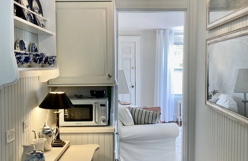 Quincy Apartment | Beautiful Designer Curated Apartment mins walk to Beach & Subway