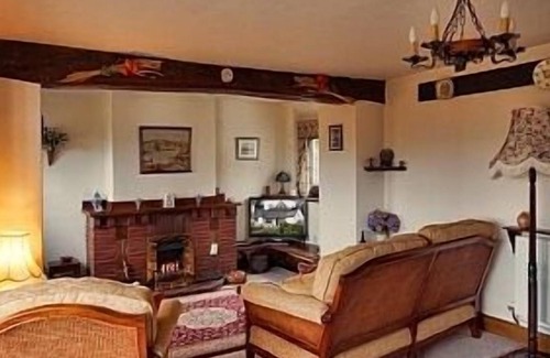 Llanbedr-y-cennin Cottage | Beautiful Detached Cottage with Lovely Views from Front and Back Gardens