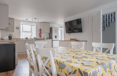 Montrose House | Beautiful Detached House, just meters from the sea