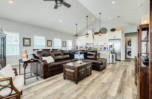 Crystal Beach House | Beautiful dog-friendly home near beach, with deck, AC & washer/dryer