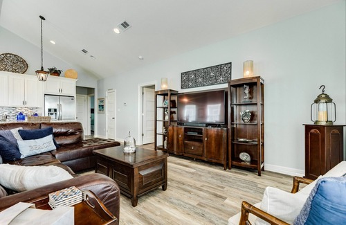 Crystal Beach House | Beautiful dog-friendly home near beach, with deck, AC & washer/dryer