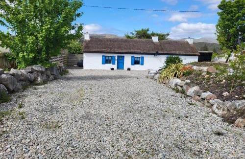 Doochary House | Beautiful Donegal Thatched Adderwal Cottage with Hot Tub