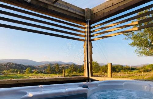 Doochary House | Beautiful Donegal Thatched Adderwal Cottage with Hot Tub