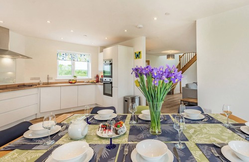 Aberaeron Cottage | Beautiful Dorma bungalow with sea views and your very own private hot tub.
