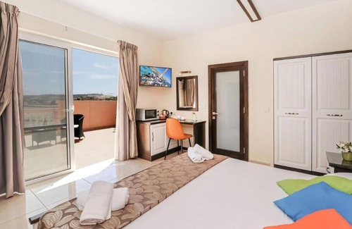 Xewkija House | Beautiful Double Room with Terrace with Breakfast and Swimming Pool