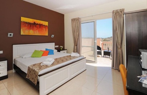Xewkija House | Beautiful Double Room with Terrace with Breakfast and Swimming Pool