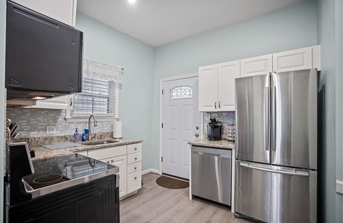 Yachting Village Condo | Beautiful Downtown Apartment on Thames Street, Walk to Everything - Sleeps 6