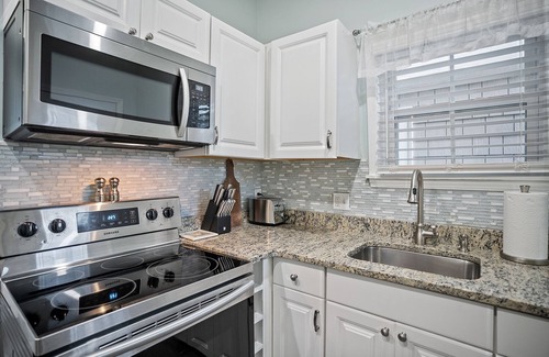 Yachting Village Condo | Beautiful Downtown Apartment on Thames Street, Walk to Everything - Sleeps 6