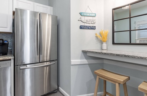 Yachting Village Condo | Beautiful Downtown Apartment on Thames Street, Walk to Everything - Sleeps 6