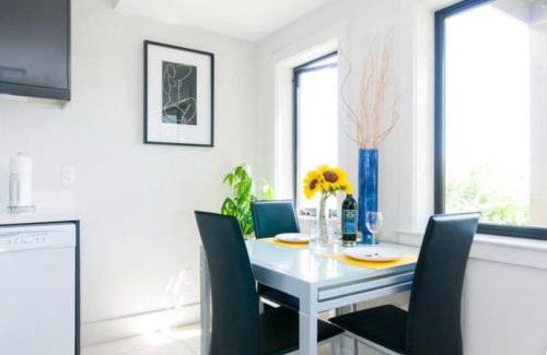 Potrero Hill Apartment | Beautiful Downtown & Bay Bridge, Vineyard Views!