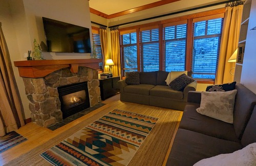 Salt Lake Mountain Resorts Condo | Beautiful End-Unit with Private Balcony and hot tub + pool.