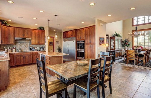 East Wenatchee House | Beautiful estate with a breathtaking view, pool, hot tub, theater room & more!