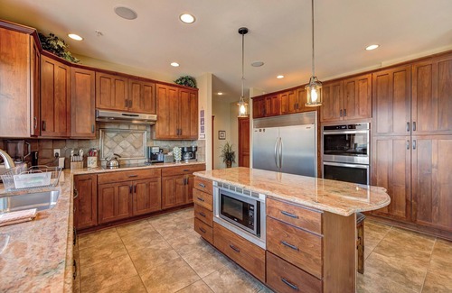 East Wenatchee House | Beautiful estate with a breathtaking view, pool, hot tub, theater room & more!