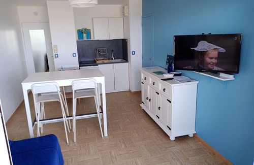 Courseulles-sur-Mer Apartment | Beautiful F2 overlooking the beach.