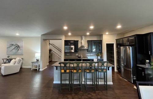 Covington House | Beautiful Family 4-Bedroom Home in Kent