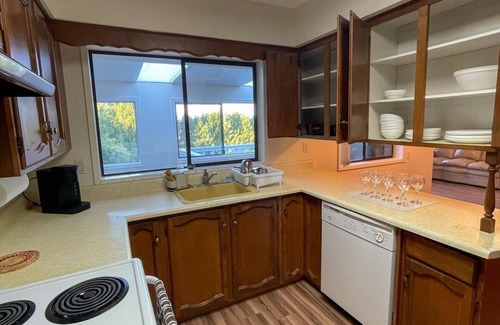 Langley House | Beautiful farm house with a ton of space and a Sauna . Family friendly