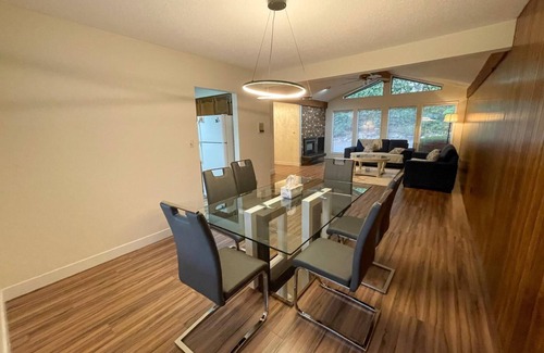 Langley House | Beautiful farm house with a ton of space and a Sauna . Family friendly