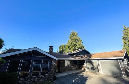 Langley House | Beautiful farm house with a ton of space and a Sauna . Family friendly
