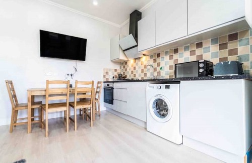 Moseley Apartment | Beautiful flat with free parking