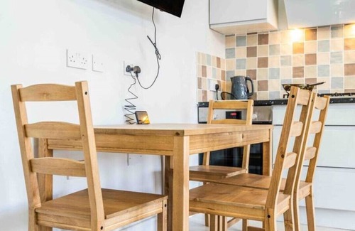 Moseley Apartment | Beautiful flat with free parking