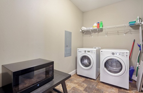 West Des Moines Apartment | Beautiful Flowing Ground Floor 2 Bedroom with Spacious Kitchen & Private Garage.
