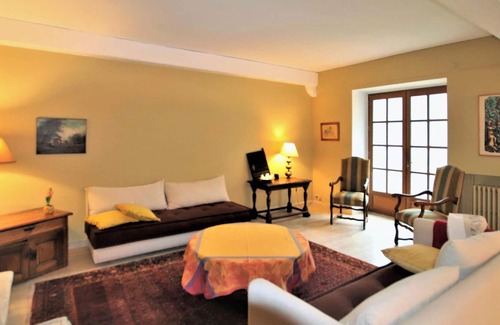 Chateauneuf-du-Rhone House | Beautiful and large cottage with charm and character.