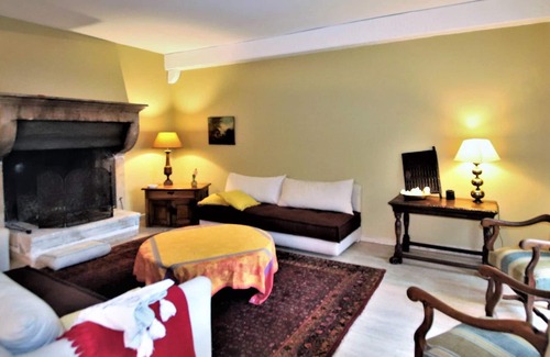Chateauneuf-du-Rhone House | Beautiful and large cottage with charm and character.