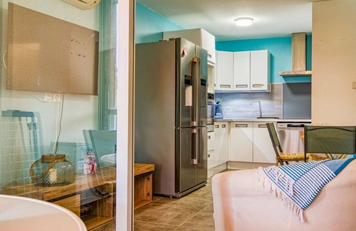 Le Brusc Apartment | Beautiful apartment for 3 guests with A/C, TV, terrace, pets allowed and parking