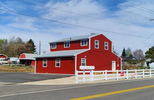 Nampa House | Beautiful full apartment, in barn style building, close to town with farm views!