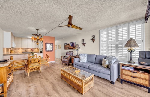 Kihei Condo | Beautiful garden view condo with tropical decor