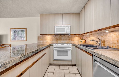 Kihei Condo | Beautiful garden view condo with tropical decor