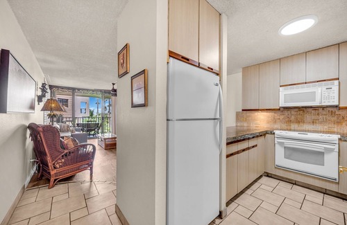 Kihei Condo | Beautiful garden view condo with tropical decor