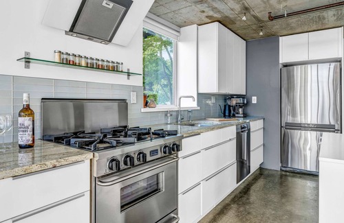 Downtown Eastside Condo | Beautiful Gastown Loft