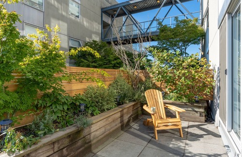 Downtown Eastside Condo | Beautiful Gastown Loft