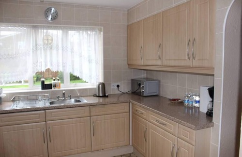 Staines House | Beautiful 3 Bedroom Home in Staines Private Parking, Garden, Near Heathrow
