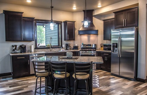 Lead Cabin | Beautiful Getaway! All paved roads, garage, Snowmobile, Terry Peak, Deadwood