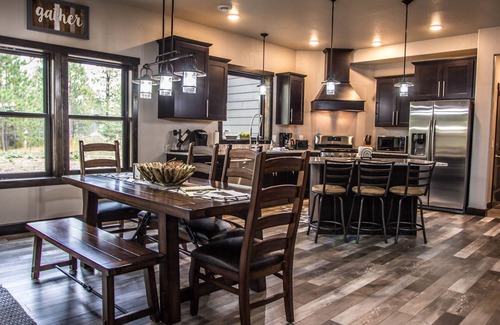 Lead Cabin | Beautiful Getaway! All paved roads, garage, Snowmobile, Terry Peak, Deadwood