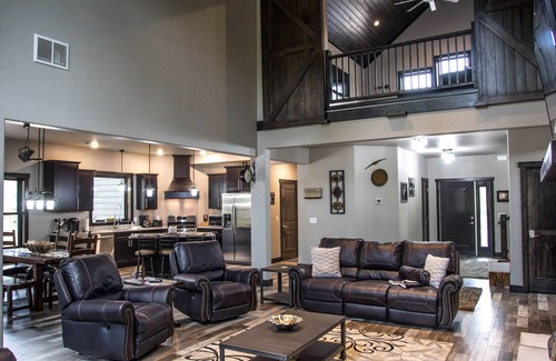 Lead Cabin | Beautiful Getaway! All paved roads, garage, Snowmobile, Terry Peak, Deadwood