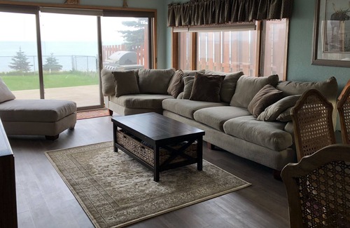 Kenai House | Beautiful getaway located on the bluff with the ocean as your backyard!