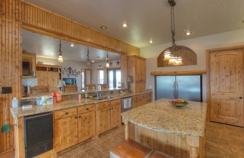 Sanger House | Beautiful Getaway With Pool/Hot Tub/Fishing Pond on Lake Ray Roberts