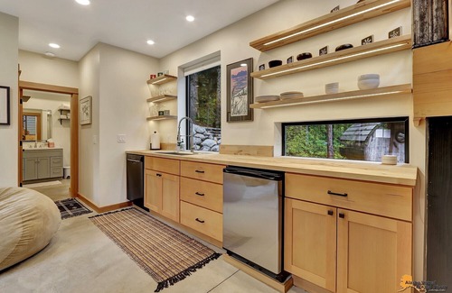 Alyeska Cabin | Beautiful Girdwood Cabin with Sauna & Steam Shower