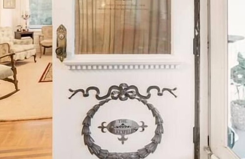 Roanoke House | Beautiful Gold Suite