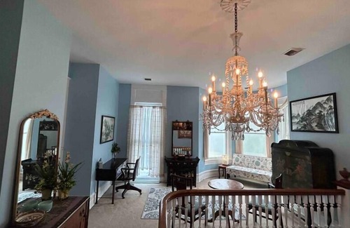 Roanoke House | Beautiful Gold Suite