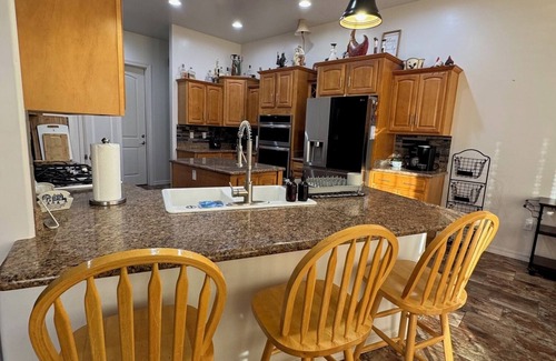 Arizona City House | Beautiful Golf Course Home - 3 Bedrooms/4 Beds/1 King/1 Queen/2 Full - Office