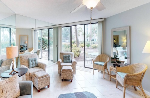 Hilton Head Island Condo | Beautiful Ground-Floor Condo on Coast with Shared Pool, Tennis & Hot Tub