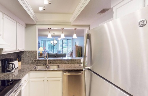 Hilton Head Island Condo | Beautiful Ground-Floor Condo on Coast with Shared Pool, Tennis & Hot Tub
