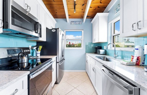 Siesta Key Condo | Beautiful Ground Floor 1bed/1.5 Bath Condo with Pool and Beach Access!
