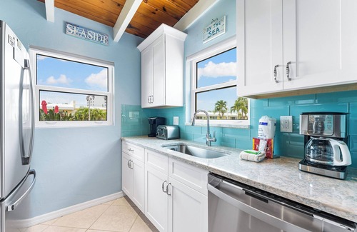 Siesta Key Condo | Beautiful Ground Floor 1bed/1.5 Bath Condo with Pool and Beach Access!