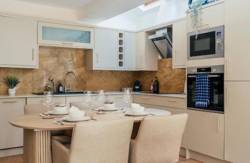 Northcote Apartment | Beautiful Ground Floor Apartment Plus Private Garden
